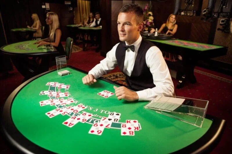 Dealer memandu permainan kartu pada ruang kasino live