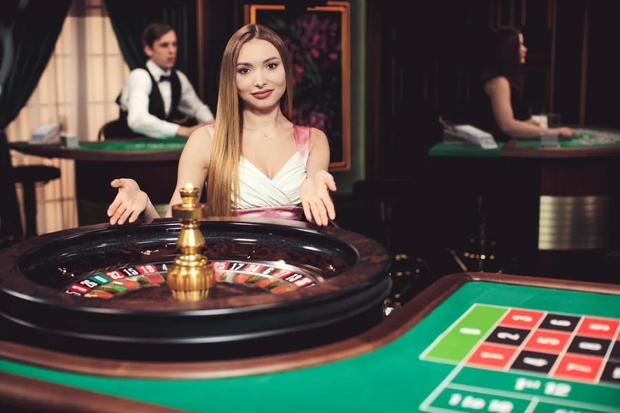 Tampilan meja kasino live dengan kartu dan dealer